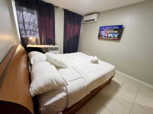 Spacious in Los Palos Grandes, Parking, AC