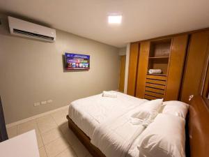 Spacious in Los Palos Grandes, Parking, AC