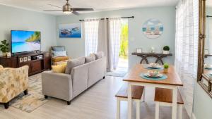 Beach Getaway,Walk orBike to beach,Fenced for doggie, Large Driveway