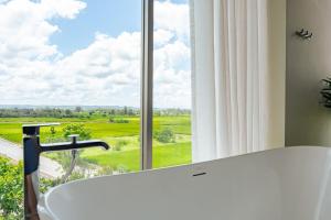 Nan Arun Suite South 304, High Floor Corner Suite