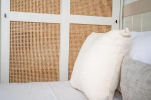 1 bedroom apartment 50m from the sea with Infinity pool
