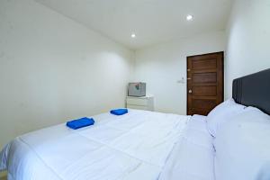 R&B hostel apartments and sports bar