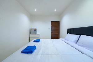 R&B hostel apartments and sports bar