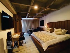 Epic Suite 407 Luxury Loft • King Bed • Airport