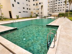 Golden Haven, Luxury Apartment with Pool