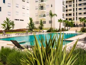 Golden Haven, Luxury Apartment with Pool
