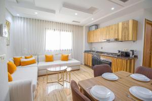 Golden Haven, Luxury Apartment with Pool