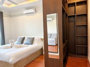 Spacious 75 sqm apartment in quiet Karon, shared pool