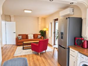 Sunny Balcony 2BR Apartment Top Center