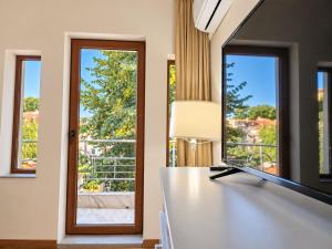 Sunny Balcony 2BR Apartment Top Center