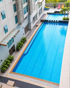 A-Makati Studio w 2Pools, Balcony, NewAC, SmartTV
