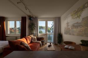 Enjoy Warsaw - 100-inch Cinema, Japanese Studio