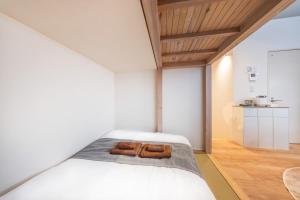 4 mins walk from Nishishinjuku-Gochome Station, Designer apartment, 2nd floor, max 2 people, Grand Eggs Nishishinjuku