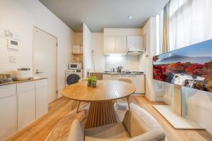 4 mins walk from Nishishinjuku-Gochome Station, Designer apartment, 2nd floor, max 2 people, Grand Eggs Nishishinjuku