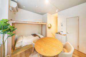 4 mins walk from Nishishinjuku-Gochome Station, Designer apartment, 2nd floor, max 2 people, Grand Eggs Nishishinjuku
