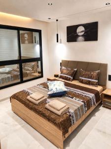 Brand new 5 min from beach luxurious large rooftop