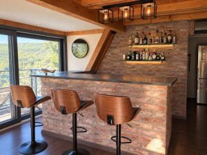 Modern cottage, views and a jacuzzi