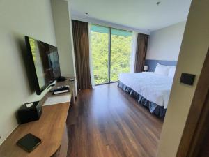 Deluxe Mountain & Forest View Suite - High Floor H2-1405 Flamingo Cat Ba