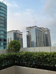 1 bedroom BGC, uptown mall, High Street & Landers