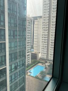 1 bedroom BGC, uptown mall, High Street & Landers
