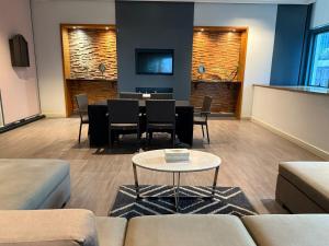 1 bedroom BGC, uptown mall, High Street & Landers