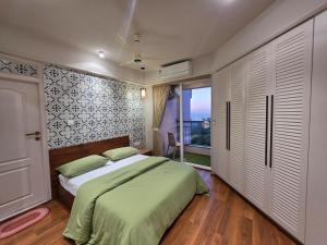 Gulzar Premium Stays - Beach view 2 BHK at Payyambalam - Fully Air-conditioned