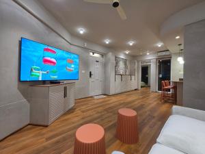 Gulzar Premium Stays - Beach view 2 BHK at Payyambalam - Fully Air-conditioned