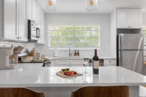 Cozy Tampa Stay Baby Crib and Free Parking