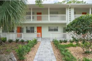 Cozy Tampa Stay Baby Crib and Free Parking