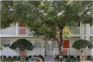 Cozy Tampa Stay Baby Crib and Free Parking