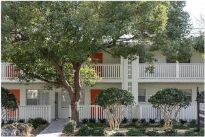 Cozy Tampa Stay Baby Crib and Free Parking