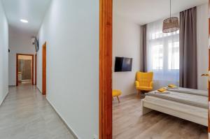 Grand Central Home with AC, TV, Sauna, 4 BR, Full Kitchen