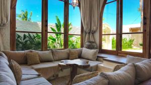 Villa Alora - Central & Spacious
