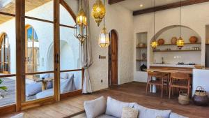 Villa Alora - Central & Spacious