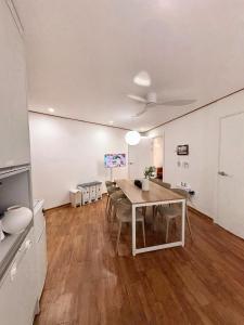 ONDA stay Entire Private House 10 min to AREX Hongdae 2 rooms, 4 queen beds