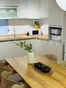 ONDA stay Entire Private House 10 min to AREX Hongdae 2 rooms, 4 queen beds