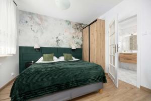 Comfortable Apartment in Warsaw Balcony and Parking by Noclegi Renters