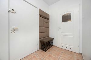 Comfortable Apartment in Warsaw Balcony and Parking by Noclegi Renters