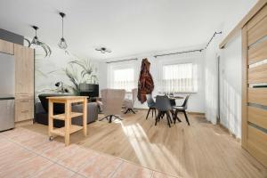 Comfortable Apartment in Warsaw Balcony and Parking by Noclegi Renters