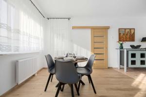 Comfortable Apartment in Warsaw Balcony and Parking by Noclegi Renters