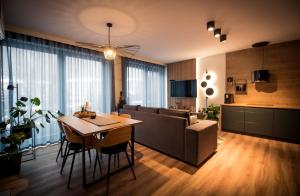 Dwupoziomowy Apartament z Jacuzzi w Szczyrku by Noclegi Renters