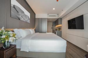 Residence on Opus Bay - Balmoral Tower Hotel