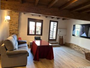 Estudios con bañera hidromasaje y chimenea y Apartamento A Fala con jacuzzi, chimenea y terraza