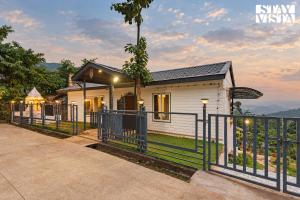 StayVista at Iris Valley with Pool, Mountain View
