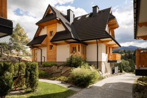 Dom Hrabiego Tatrzańska Polana with Mountain View, Private Jacuzzi & Free Parking by Downtown Apartments