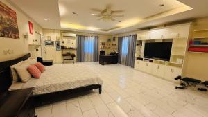 Elegant 1 Bedroom Home Huge Living Area Terrace