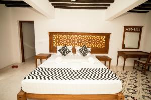 Behind the Fort Lamu by Mokawa