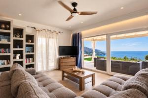 Villa Vardia-Amazing Seaviews with heated pool