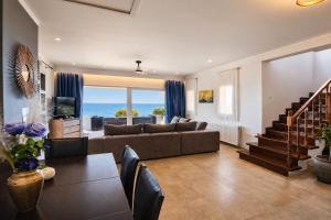 Villa Vardia-Amazing Seaviews with heated pool