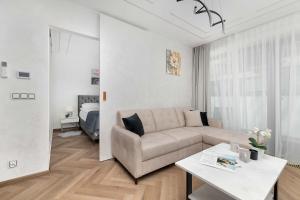 Klimatyzowany Apartament z Balkonem Miejscem do Pracy i Parkingiem by Renters Prestige